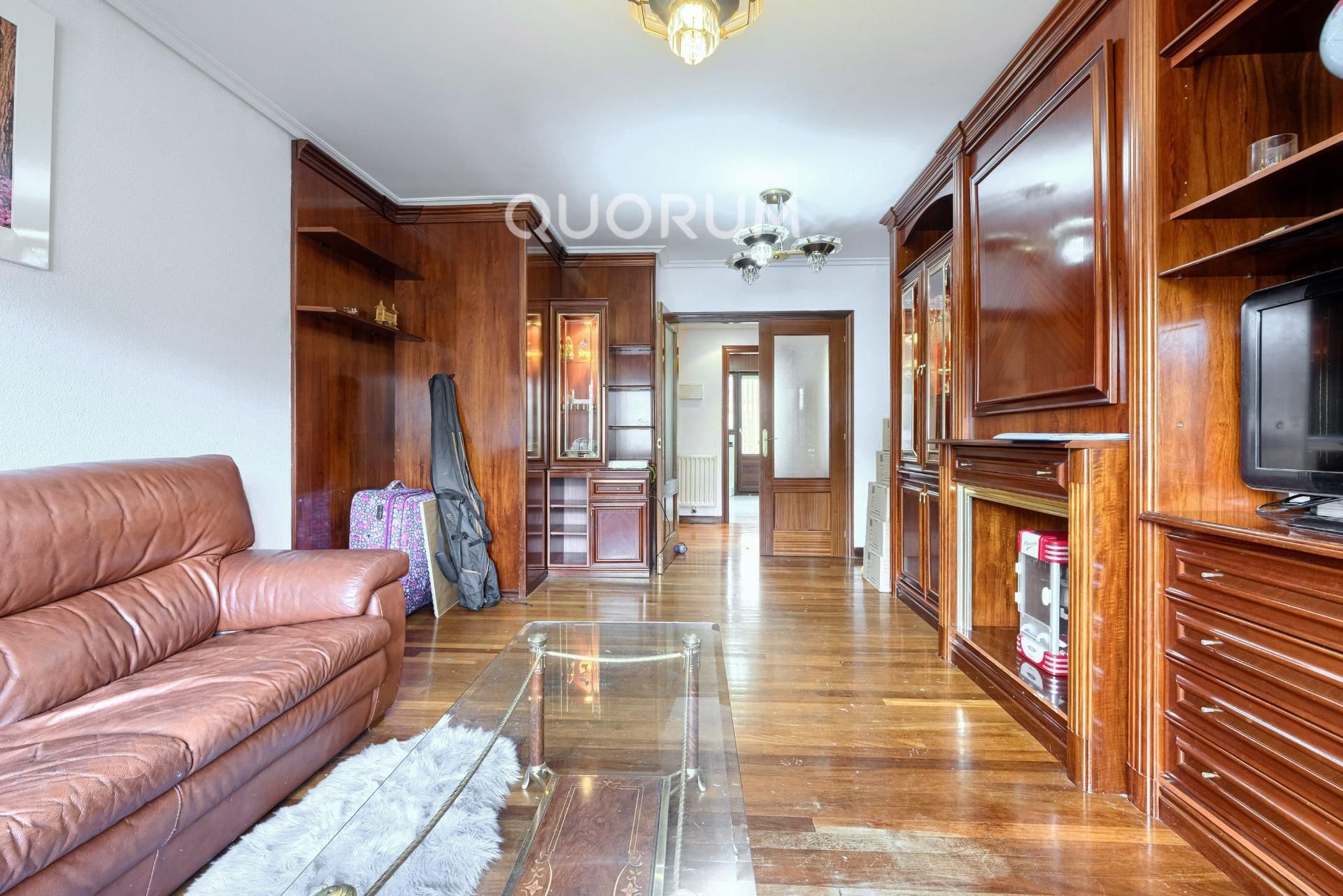 Sala d'estar de Pis en venda en Basauri  amb Moblat i Balcó