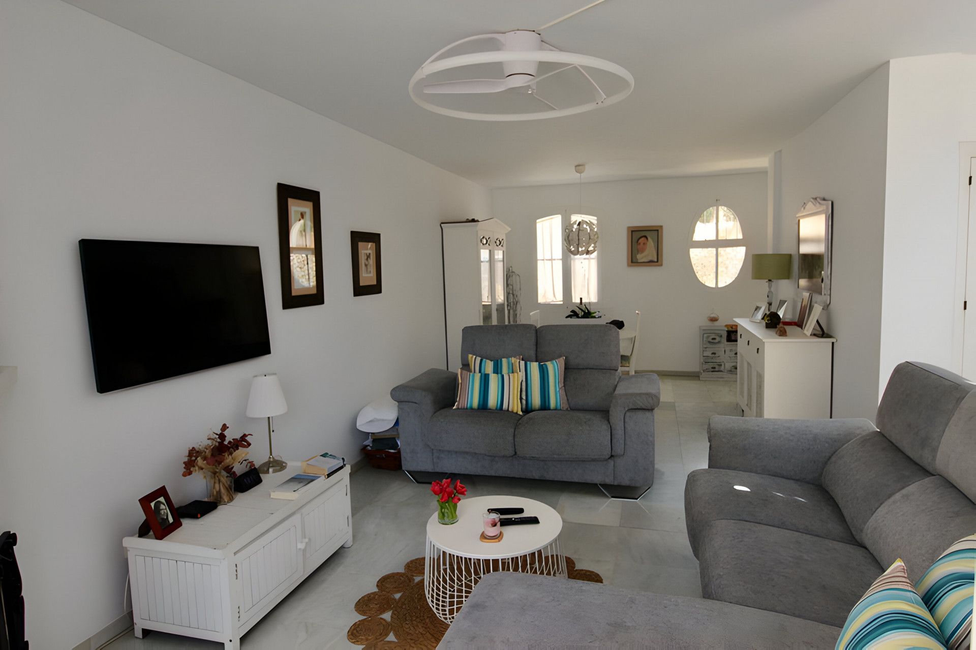 Sala d'estar de Casa adosada en venda en Marbella amb Terrassa i Piscina