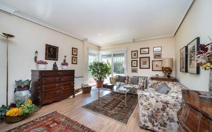 Sala d'estar de Casa o xalet en venda en  Madrid Capital amb Jardí privat