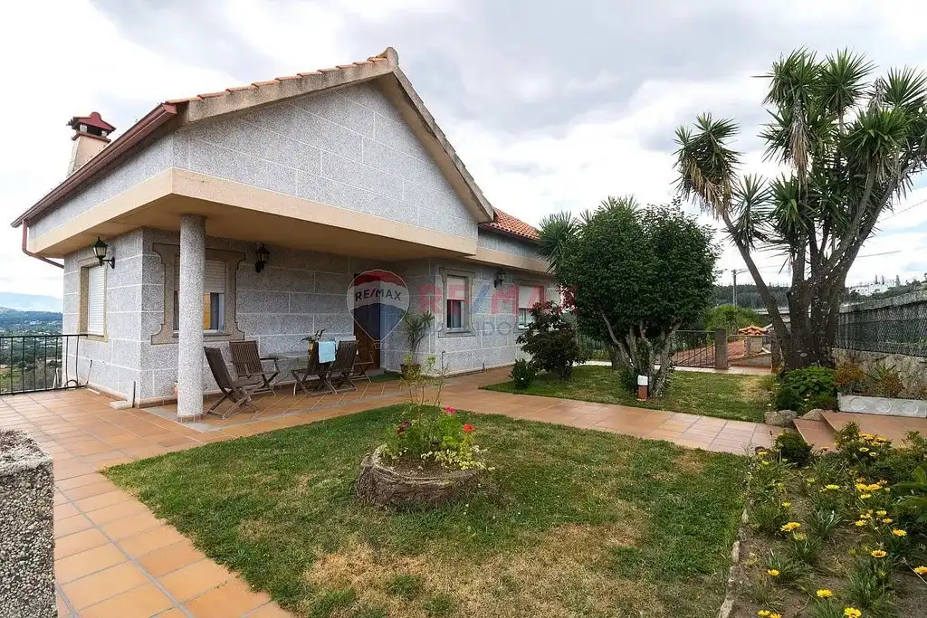 Vista exterior de Casa o xalet en venda en As Neves   amb Calefacció, Jardí privat i Parquet
