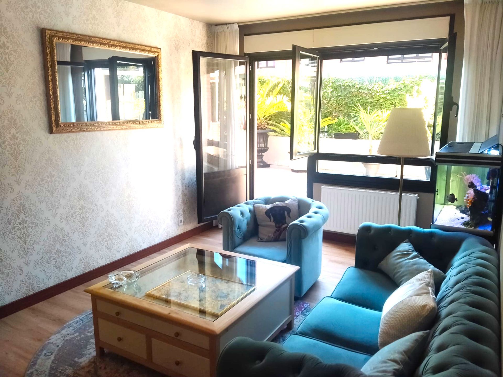 Sala d'estar de Planta baixa en venda en Castro-Urdiales amb Jardí privat, Terrassa i Piscina comunitària