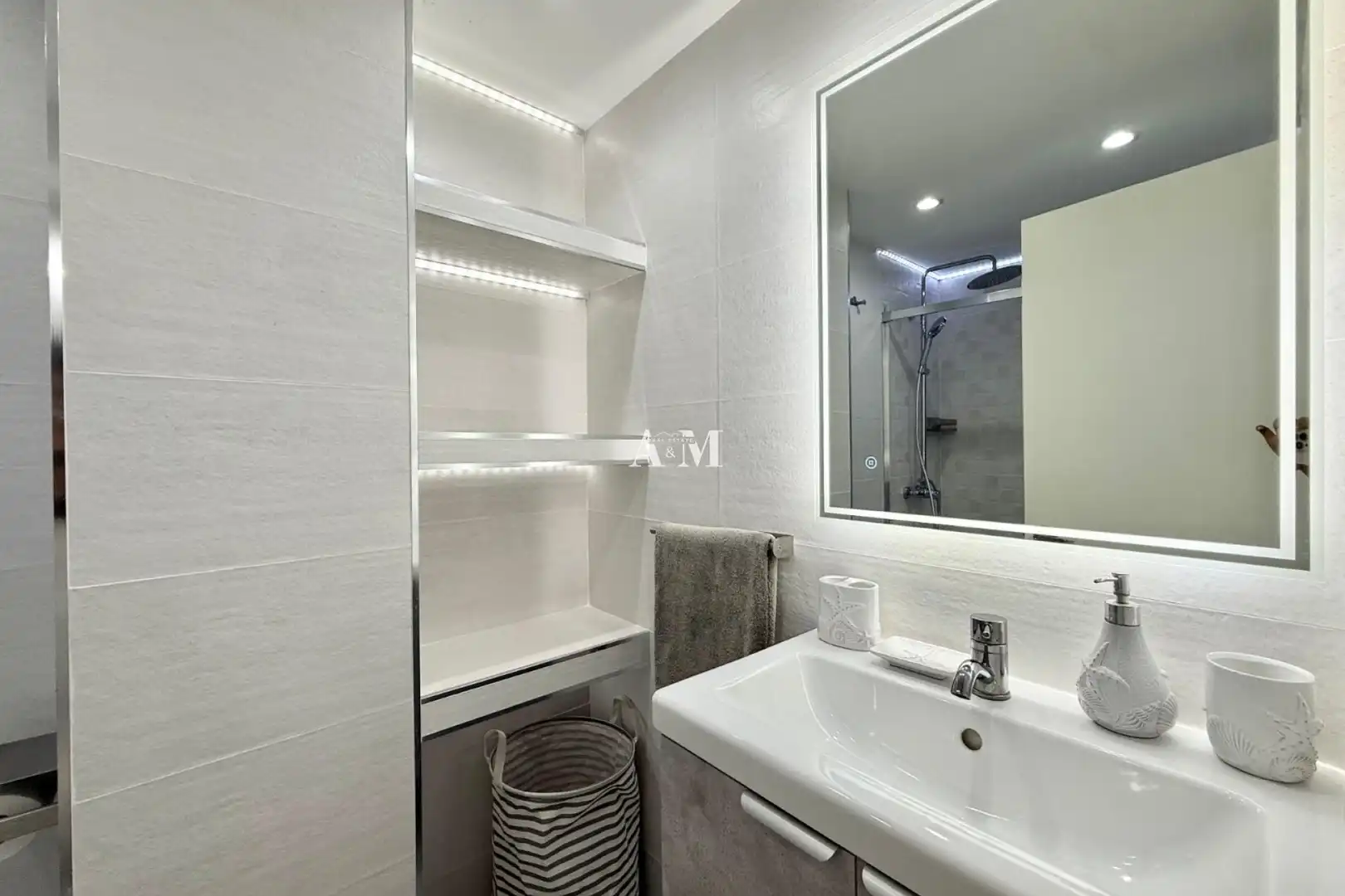 Bany de Apartament de lloguer en Torrevieja amb Aire condicionat, Calefacció i Moblat