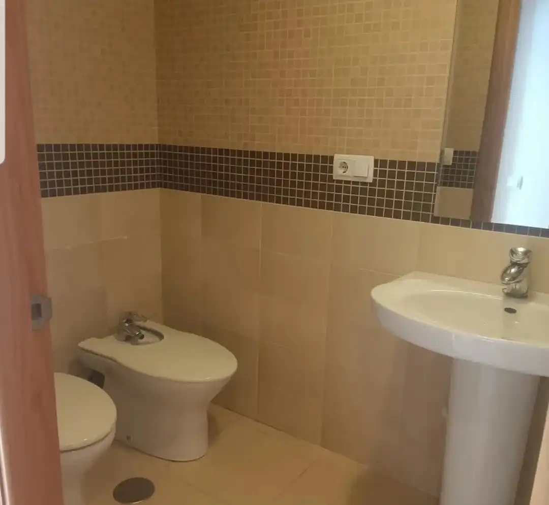 Baño de Piso de alquiler en Roquetas de Mar con Aire acondicionado, Calefacción y Amueblado