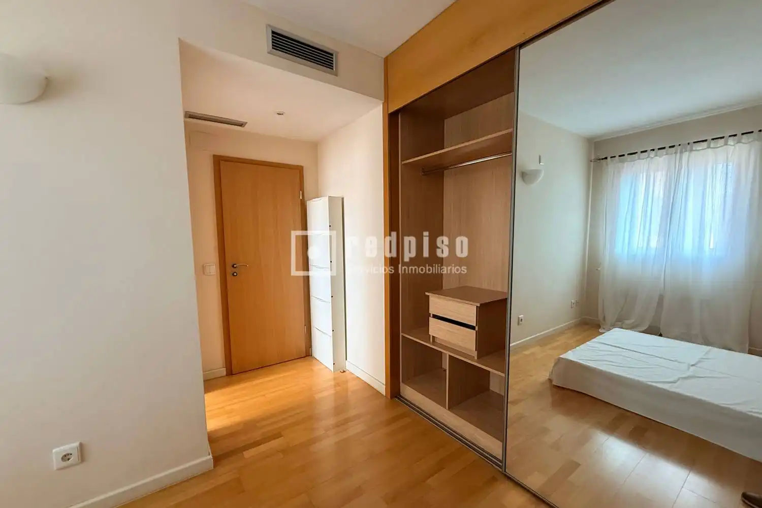 Schlafzimmer von Wohnung zur Miete in Madrid mit Schwimmbad
