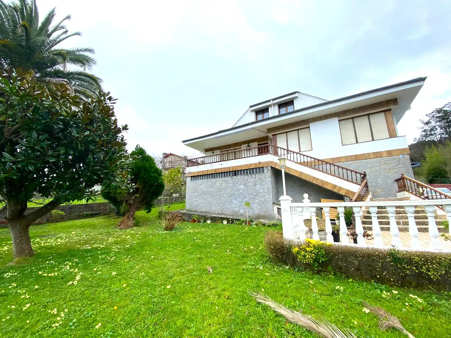 Vista exterior de Casa o xalet en venda en Castro-Urdiales amb Calefacció, Jardí privat i Parquet