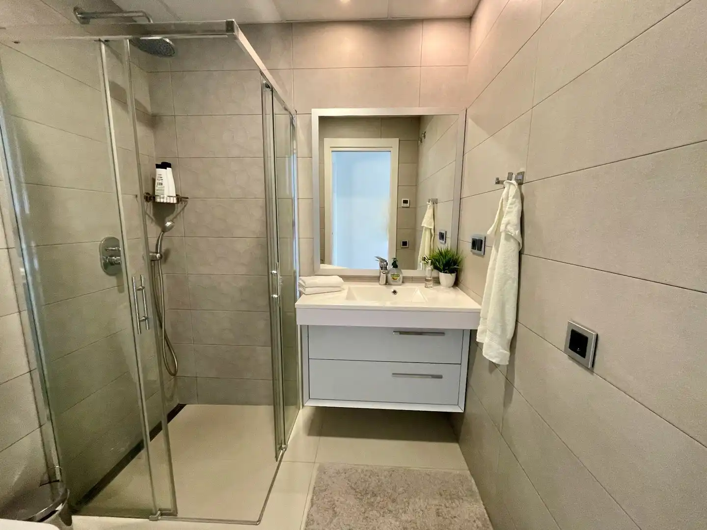 Baño de Apartamento de alquiler en Benidorm con Aire acondicionado, Trastero y Piscina comunitaria