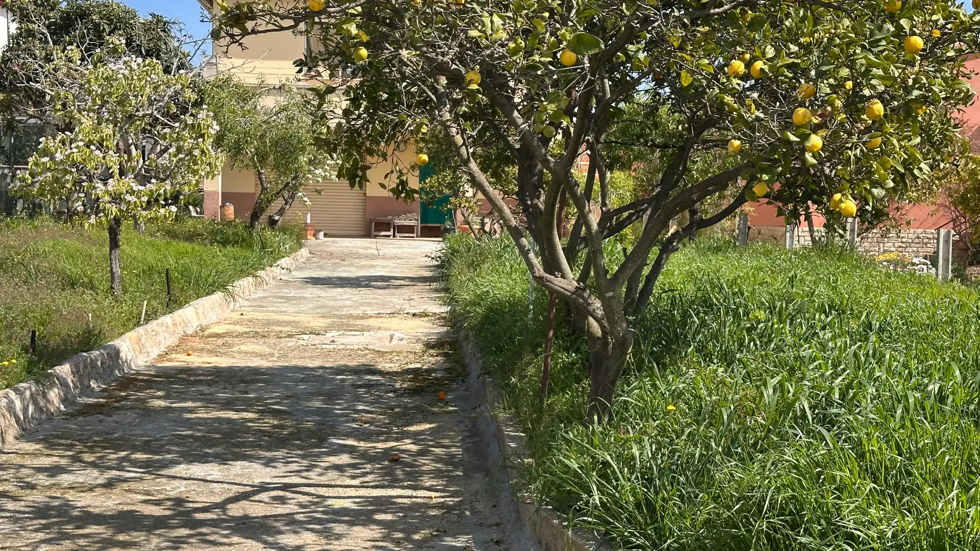 Außenansicht von Haus oder Chalet zum Verkauf in La Secuita mit Privatgarten, Terrasse und Abstellraum