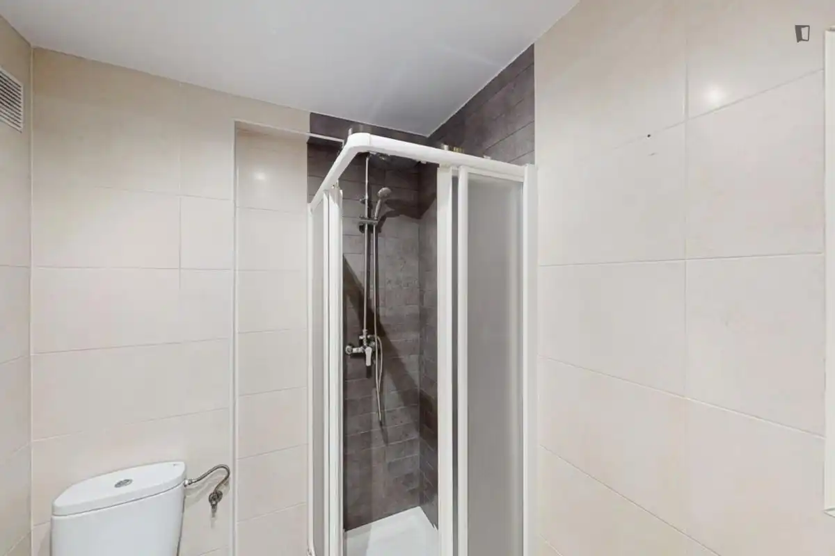 Baño de Apartamento para compartir en Jerez de la Frontera con Amueblado, Lavadora y Microondas