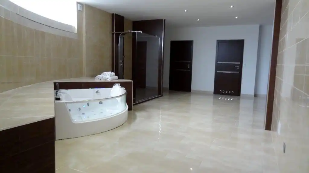 Baño de Casa o chalet en venta en L'Alfàs del Pi con Aire acondicionado, Calefacción y Jardín privado
