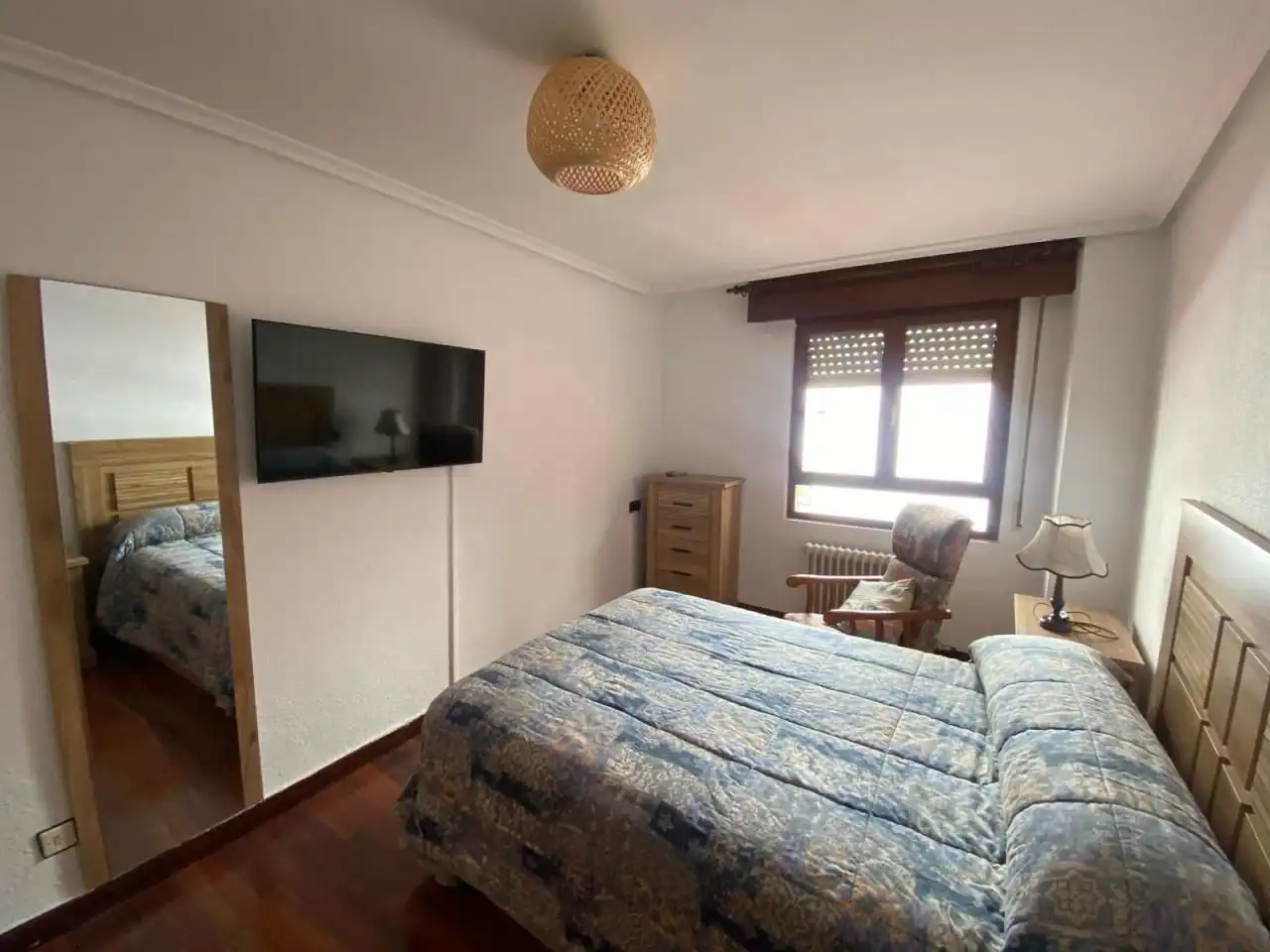 Dormitori de Apartament de lloguer en León Capital  amb Calefacció i Moblat