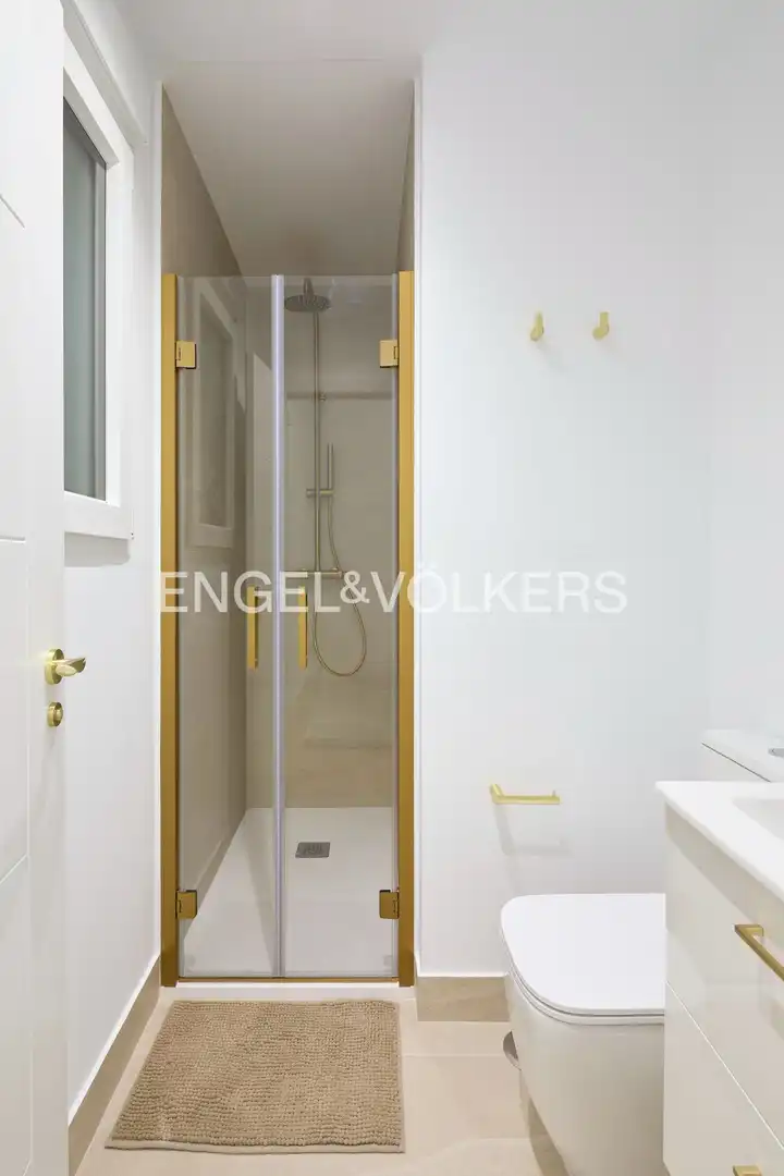 Bathroom of Flat for rent in Madrid  with Air Conditioner, Heating and Furnished