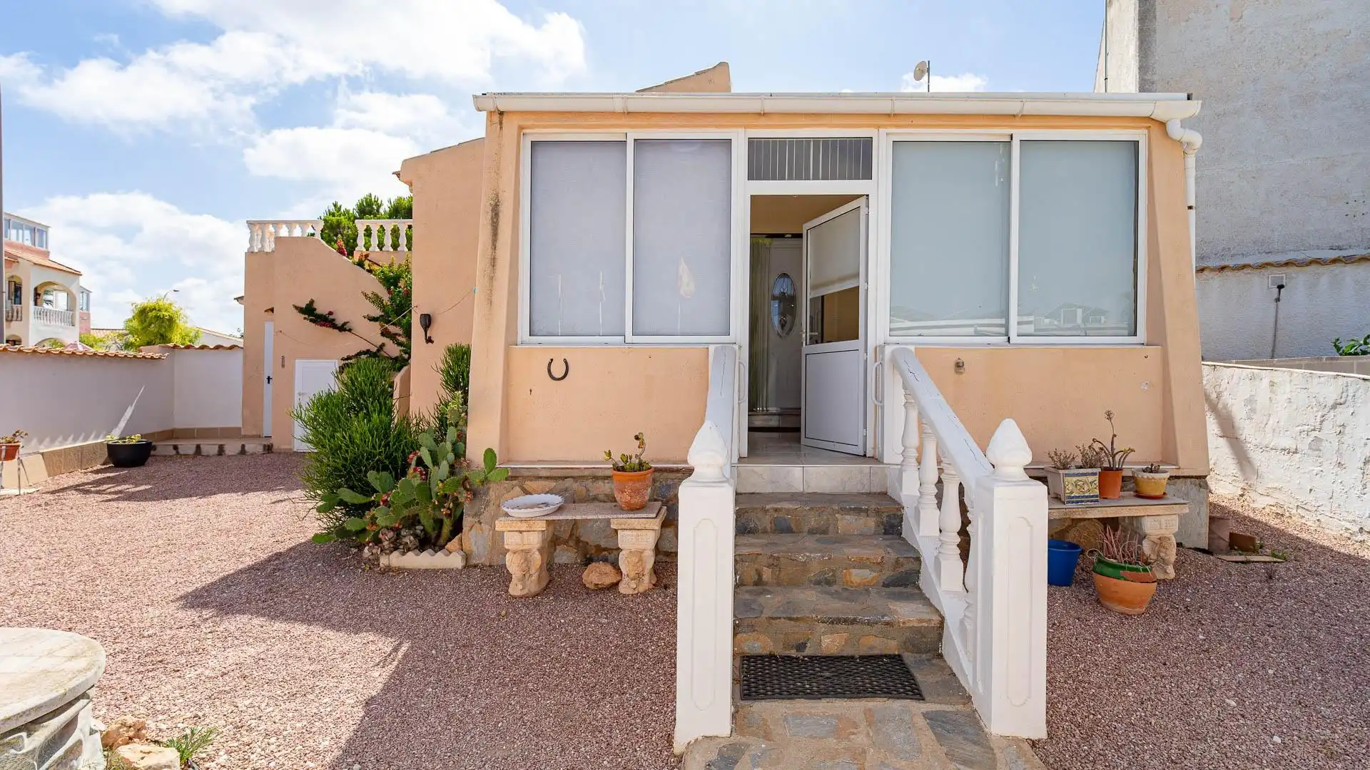 Vista exterior de Casa o chalet en venta en Orihuela con Jardín privado, Amueblado y Piscina comunitaria