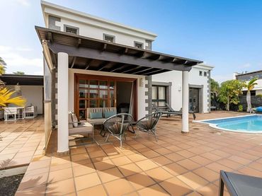 Detached house with pool for sale in Playa Blanca