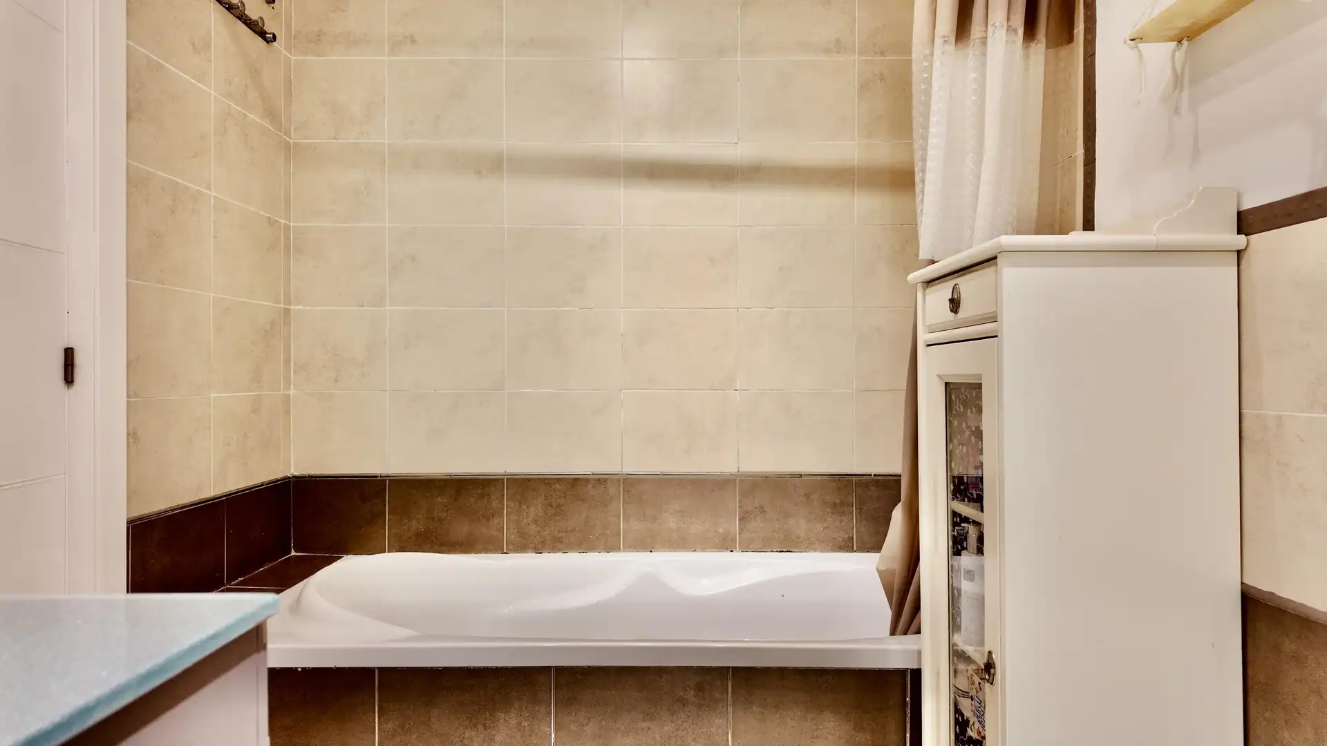 Baño de Casa adosada en venta en Marbella con Jardín privado, Alarma y Piscina comunitaria
