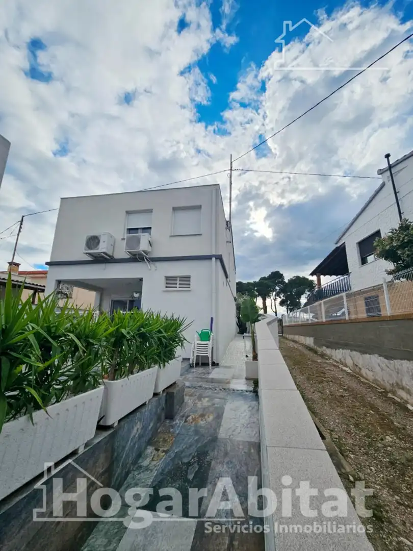 Vista exterior de Casa o xalet en venda en Almazora / Almassora amb Aire condicionat, Terrassa i Traster