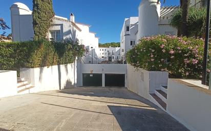 Vista exterior de Casa adosada en venda en Mijas amb Piscina