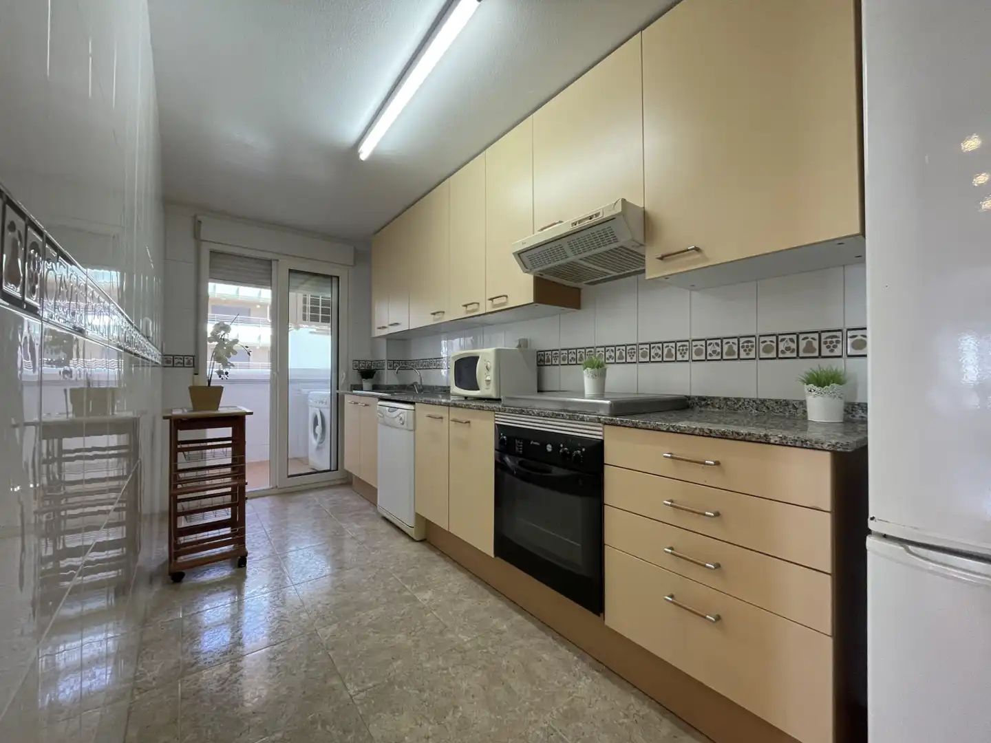 Küche von Wohnung zum Verkauf in La Manga del Mar Menor mit Klimaanlage, Terrasse und Möbliert