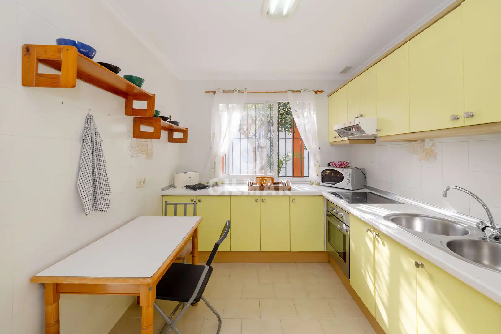 Cuina de Casa o xalet en venda en Marbella amb Jardí privat i Piscina