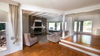 Sala d'estar de Casa o xalet en venda en Matadepera amb Calefacció, Jardí privat i Parquet