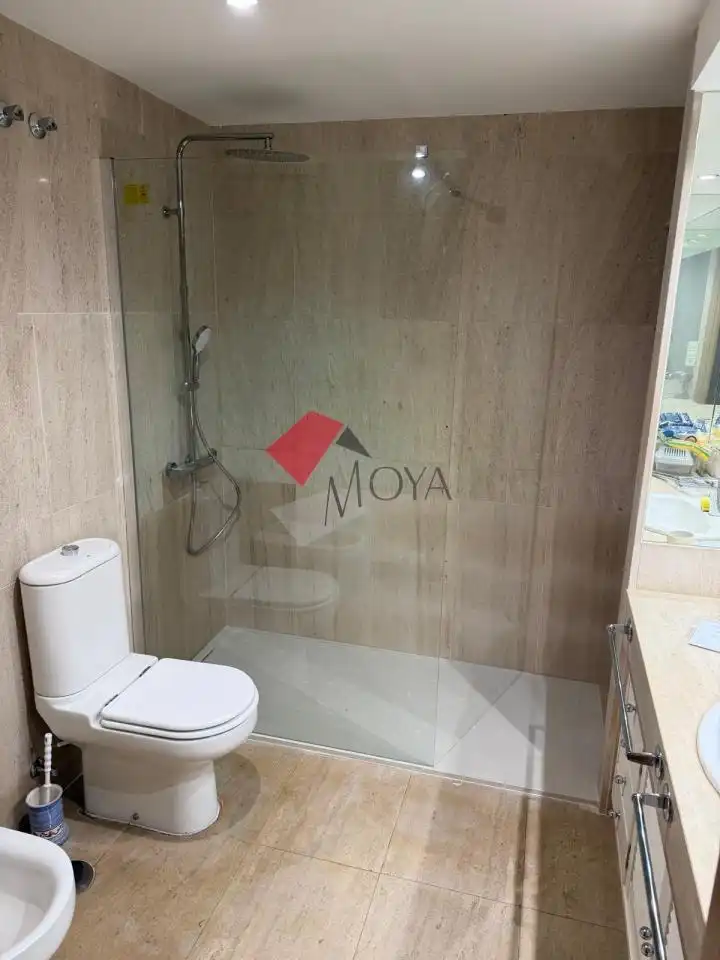 Bany de Apartament de lloguer en Vigo  amb Calefacció, Parquet i Terrassa