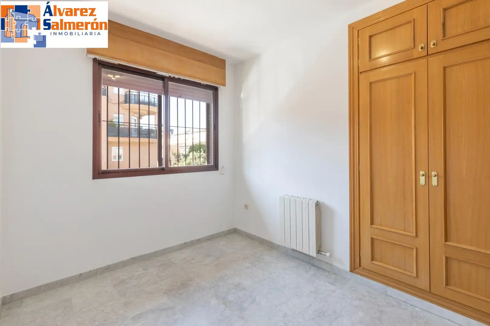 Dormitori de Pis de lloguer en Granada amb Calefacció, Terrassa i Piscina comunitària