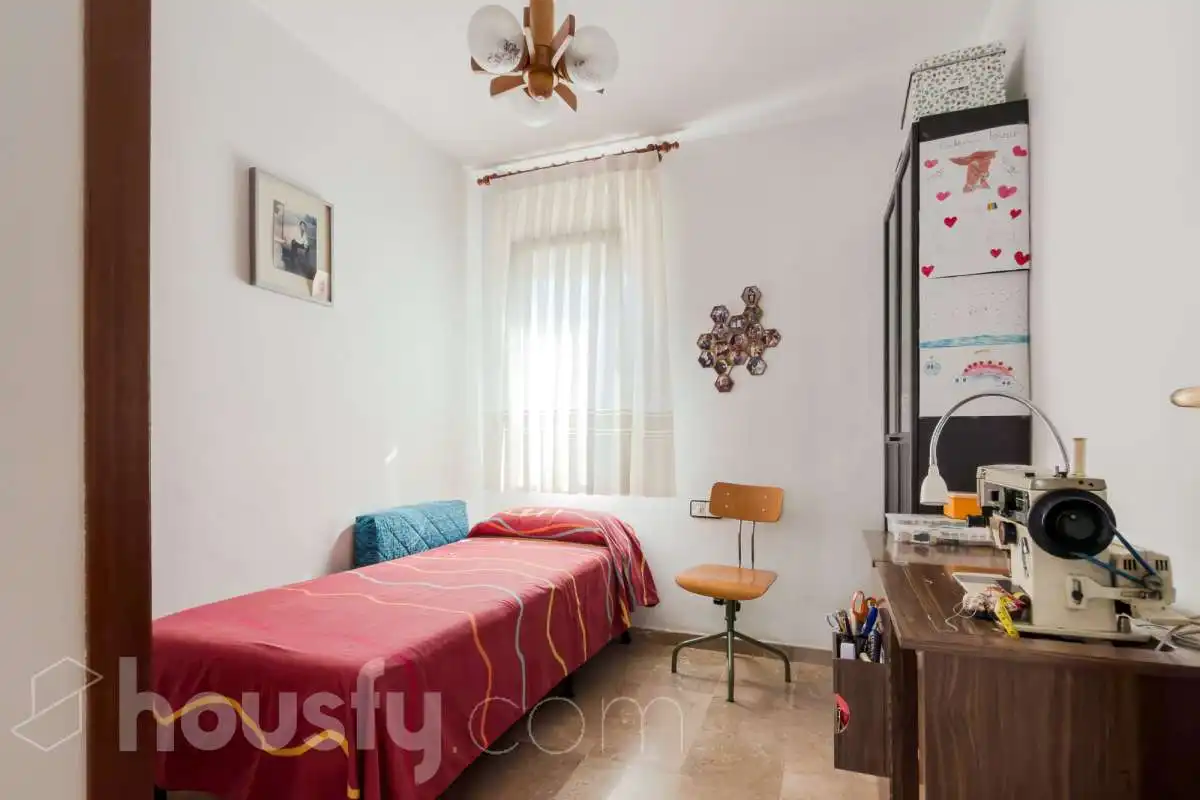 Bedroom of Houses for sale in Santa Coloma de Gramenet  with Air Conditioner, Heating and Private garden