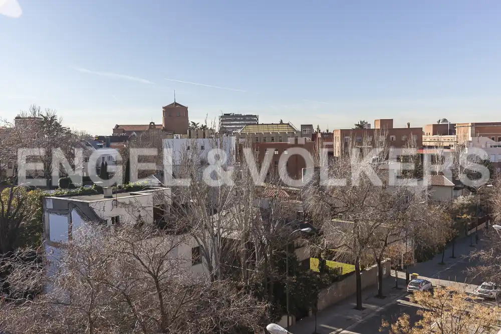 Außenansicht von Wohnung zur Miete in Madrid mit Klimaanlage, Heizung und Parkett