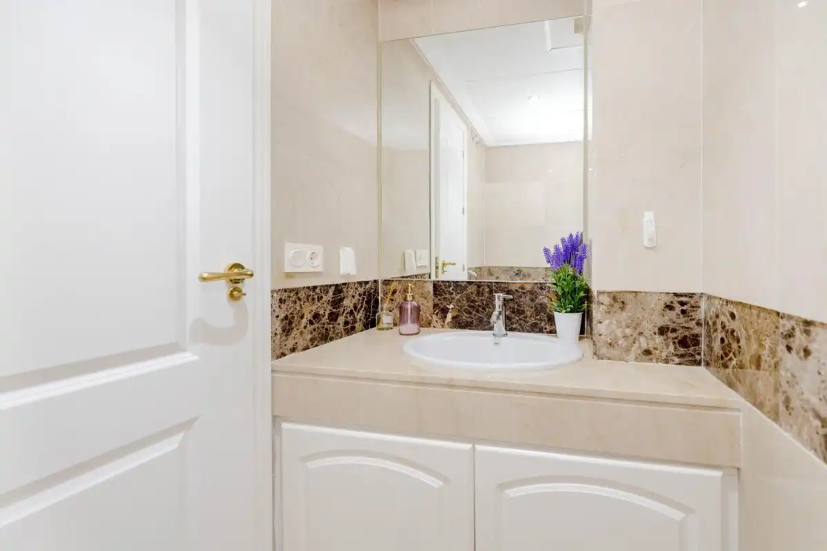 Baño de Piso en venta en Marbella con Aire acondicionado, Calefacción y Jardín privado