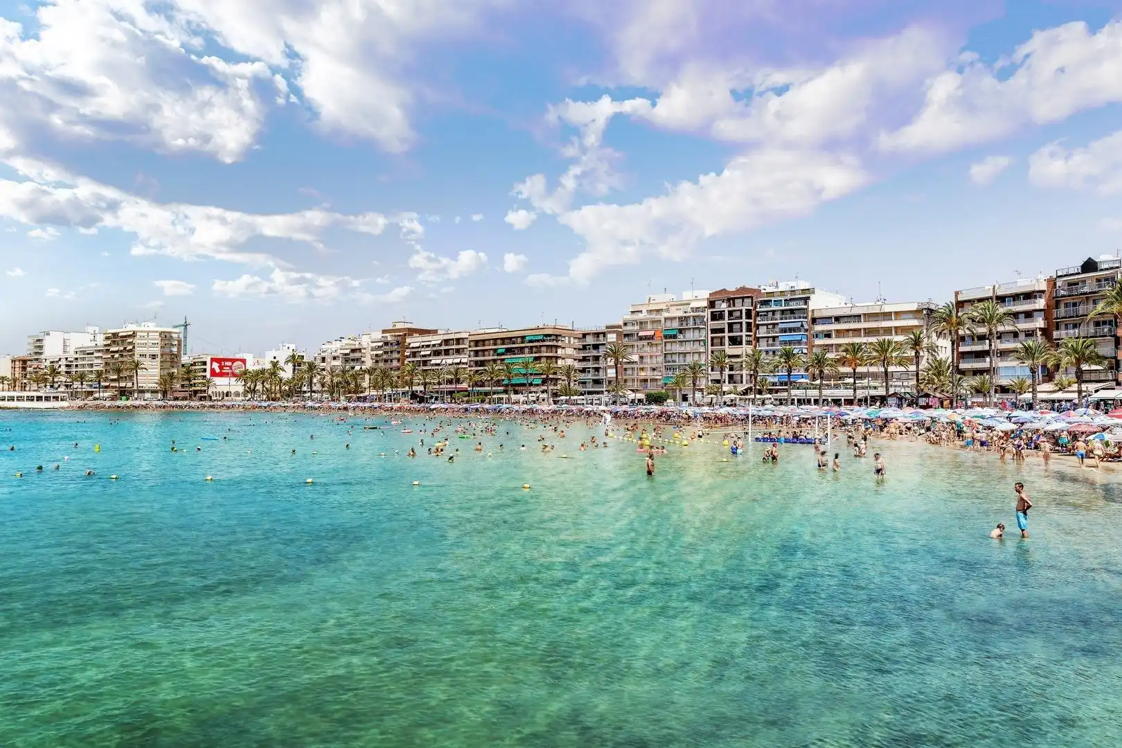 Außenansicht von Wohnungen zur Miete in Torrevieja mit Klimaanlage, Heizung und Privatgarten