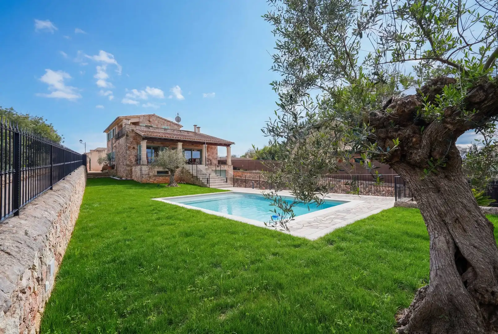 Swimming pool of Houses for sale in Sineu  with Air Conditioner, Heating and Private garden