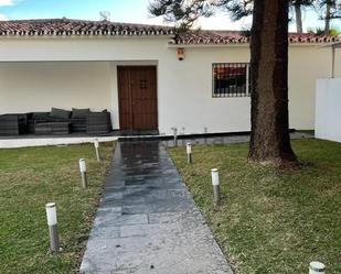 Jardí de Casa o xalet de lloguer en Marbella amb Aire condicionat, Terrassa i Piscina