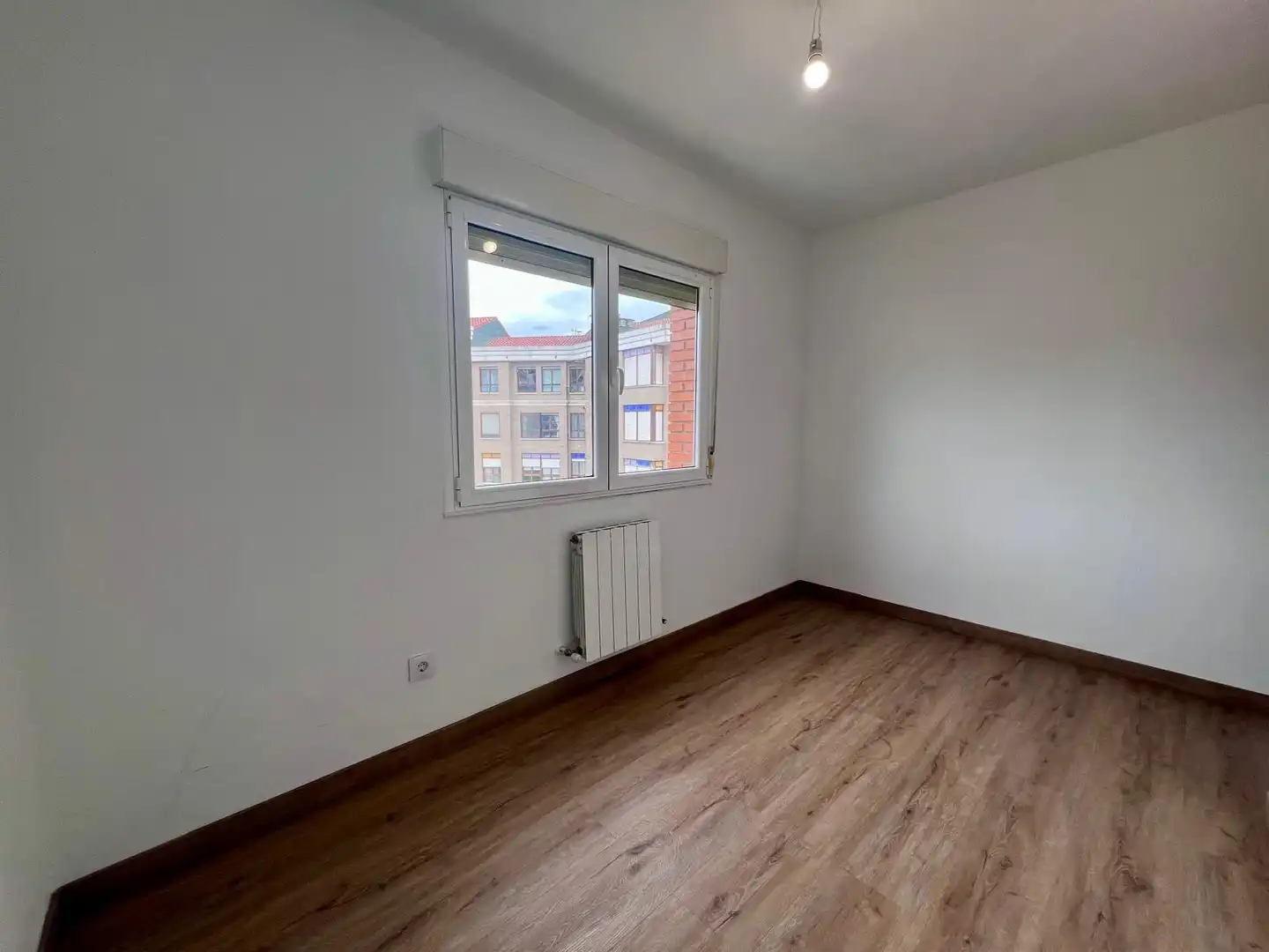 Dormitori de Pis en venda en Oviedo  amb Calefacció i Parquet