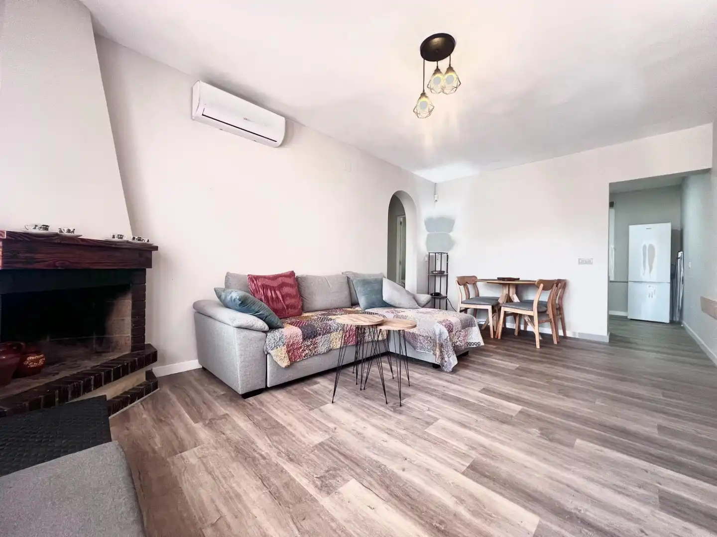 Sala d'estar de Casa o xalet en venda en Orihuela amb Aire condicionat, Jardí privat i Moblat