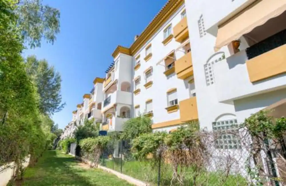 Vista exterior de Planta baja en venta en Marbella con Aire acondicionado, Terraza y Piscina