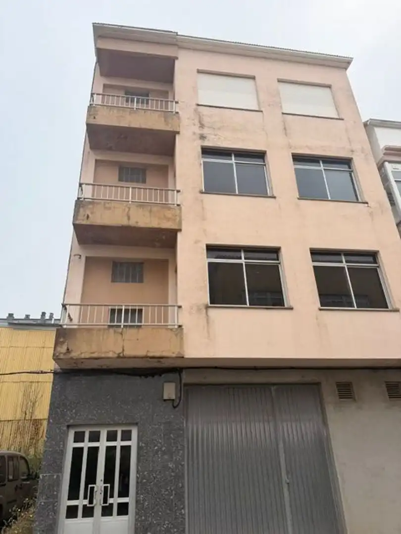 Vista exterior de Edifici en venda en Narón