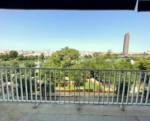 Vista exterior de Pis de lloguer en  Sevilla Capital amb Aire condicionat, Terrassa i Balcó