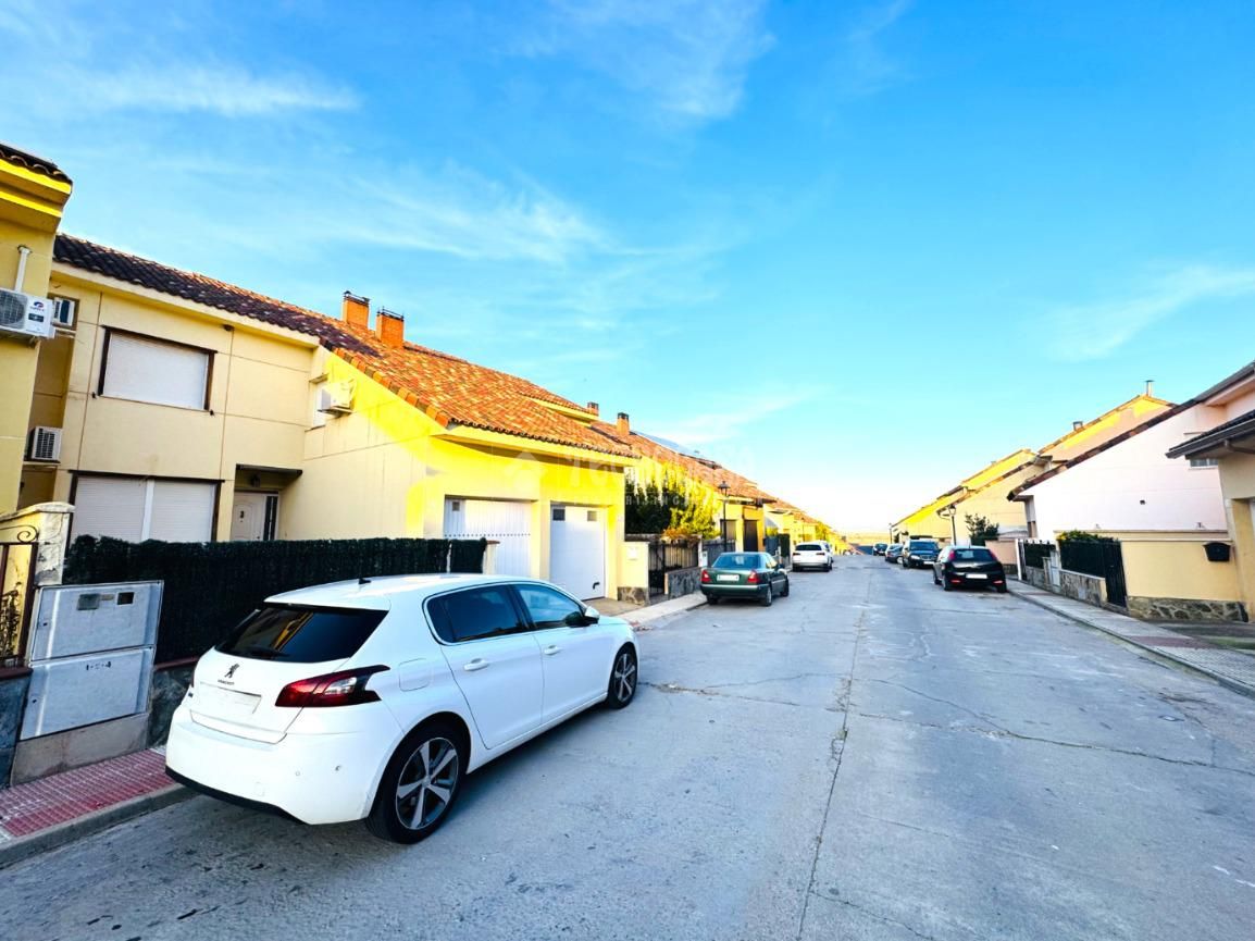 Vista exterior de Casa adosada en venda en Calera y Chozas amb Aire condicionat, Calefacció i Jardí privat