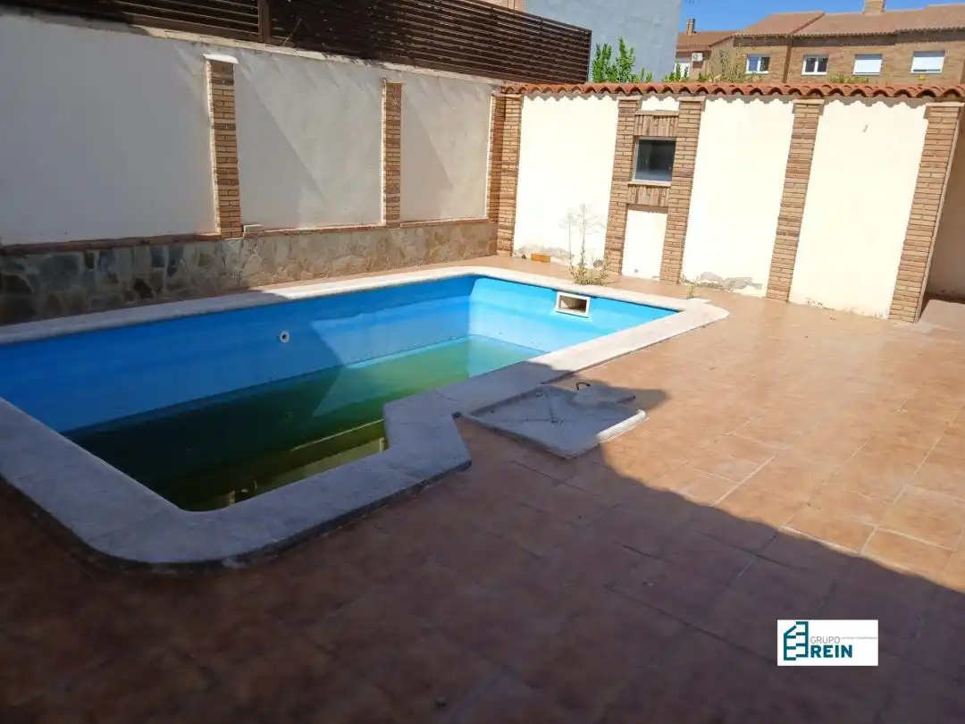 Piscina de Casa adosada en venda en Esquivias amb Calefacció, Terrassa i Piscina