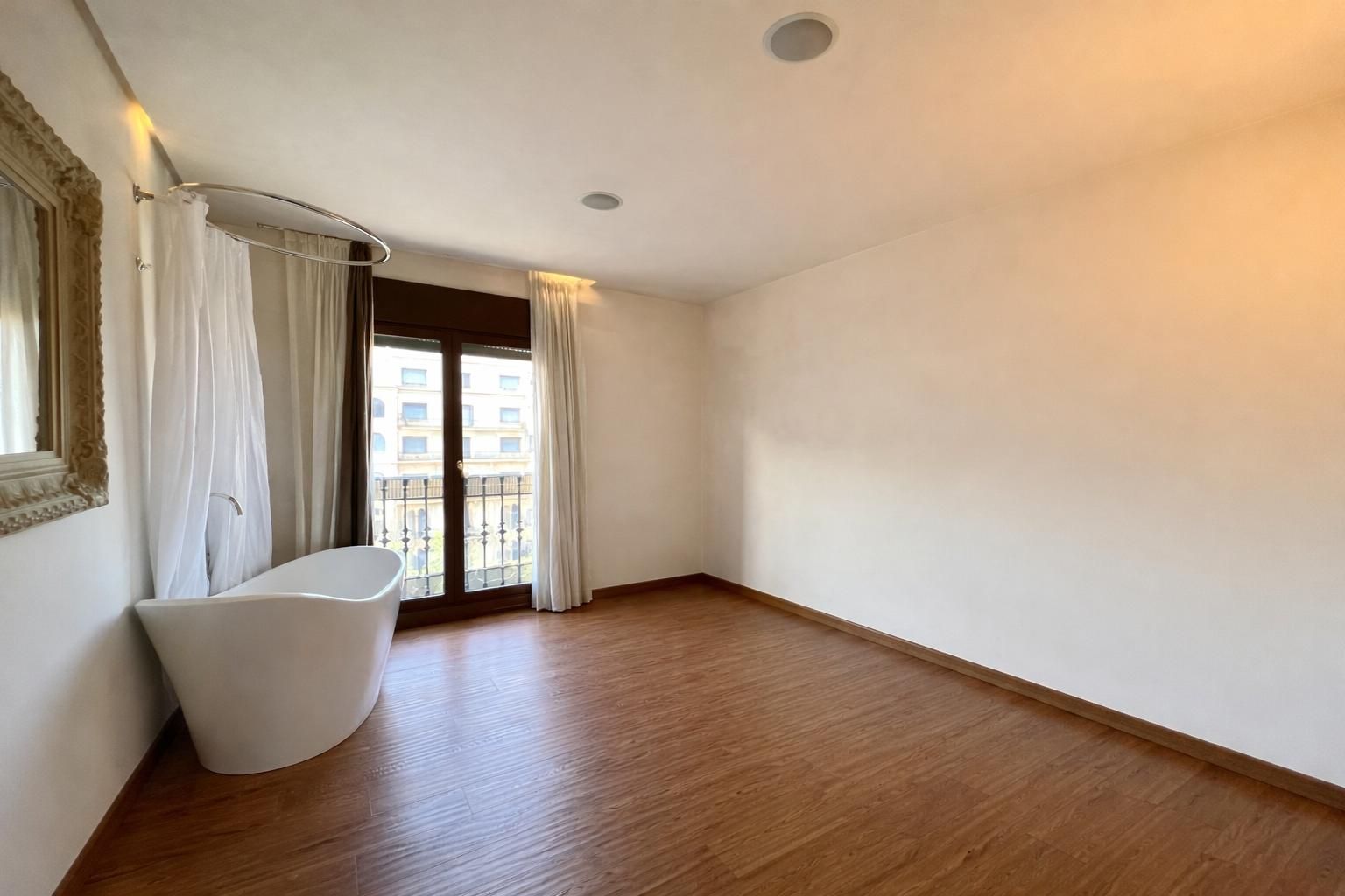 Habitación de Oficina de alquiler en  Barcelona Capital con Calefacción, Amueblado y Balcón