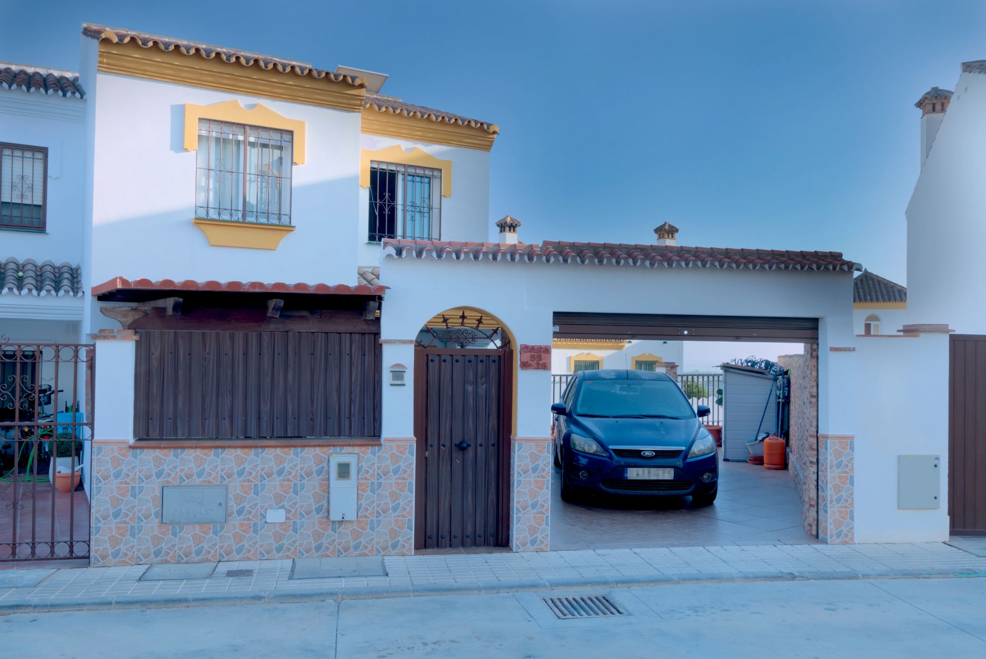 Vista exterior de Casa adosada en venta en Vélez-Málaga con Aire acondicionado, Piscina y Piscina comunitaria