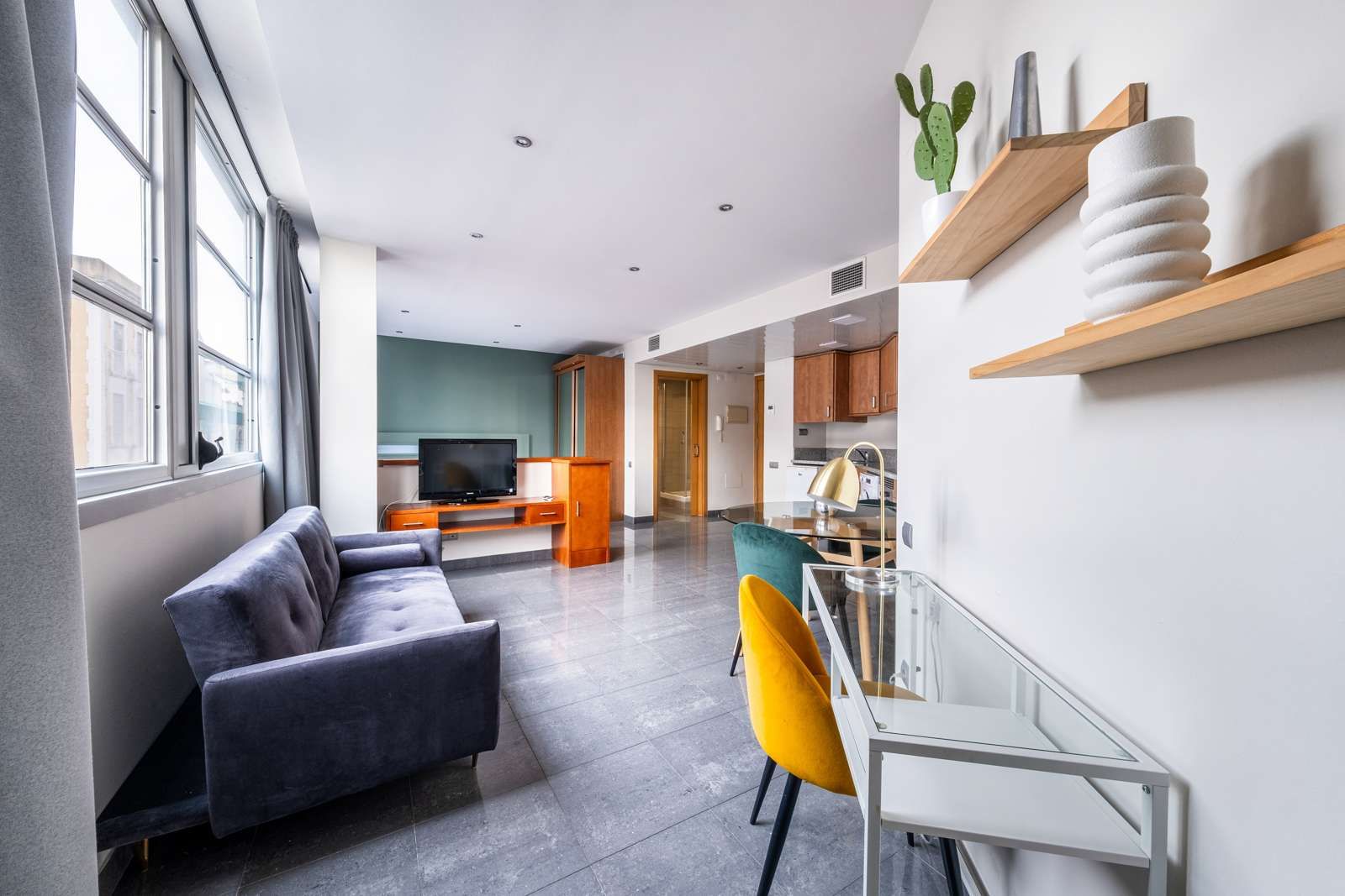 Living room of Study to share in  Barcelona Capital  with Air Conditioner and Terrace