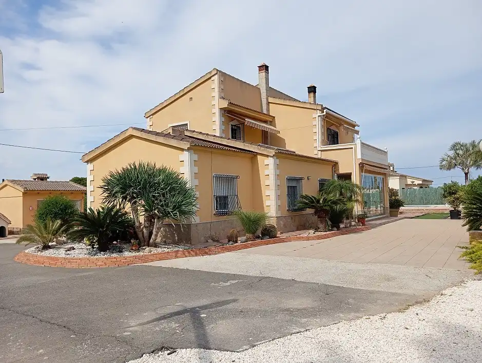 Vista exterior de Casa o chalet en venta en Elche / Elx con Jardín privado, Terraza y Piscina