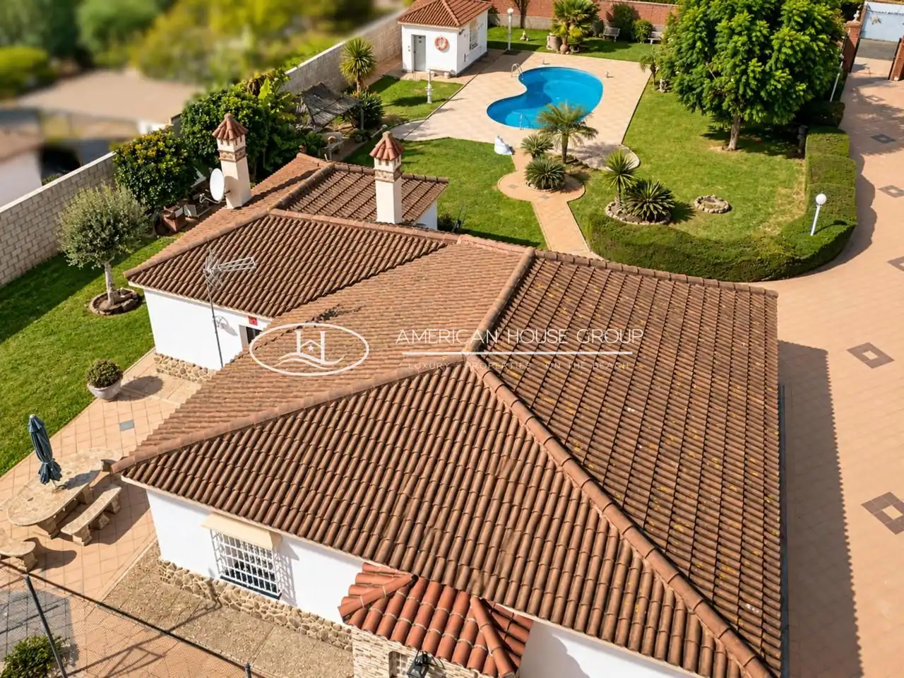Vista exterior de Casa o xalet en venda en Chiclana de la Frontera amb Aire condicionat, Jardí privat i Traster