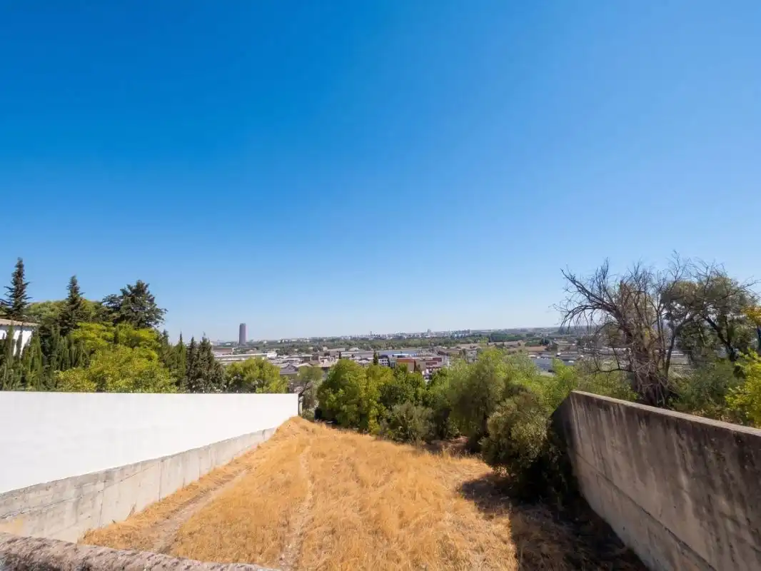Terreny industrial en venda en Tomares