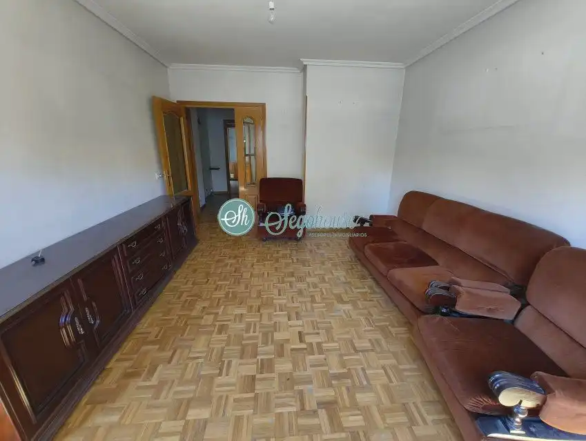 Sala de estar de Piso en venta en Segovia con Calefacción, Parquet y Trastero