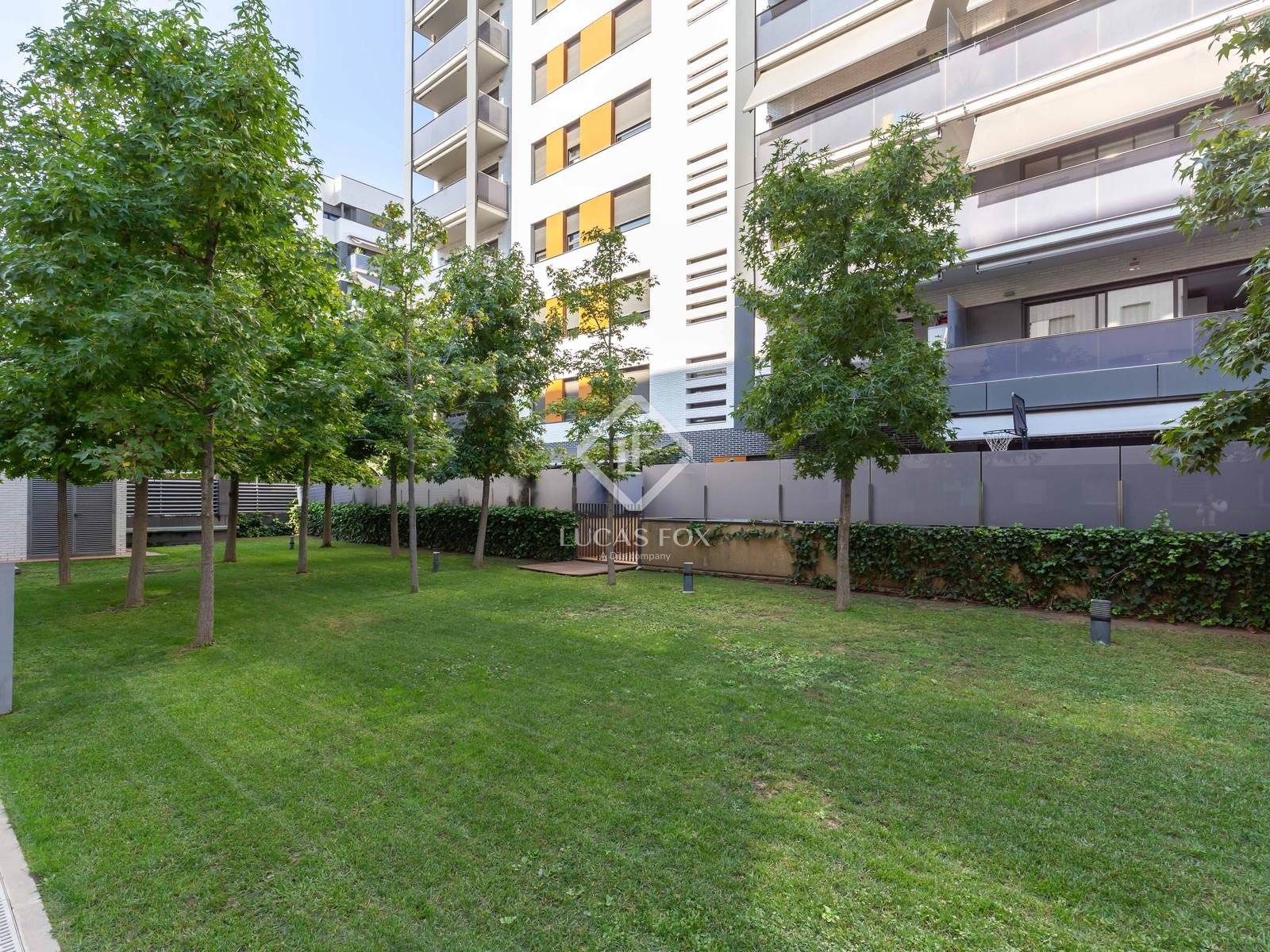 Vista exterior de Àtic en venda en Sant Feliu de Llobregat amb Aire condicionat, Calefacció i Terrassa