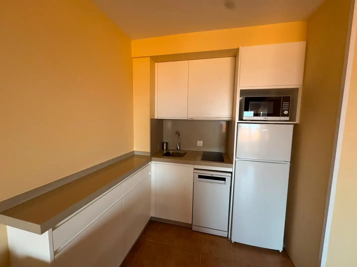 Cuina de Apartament de lloguer en Porto do Son amb Calefacció, Terrassa i Moblat
