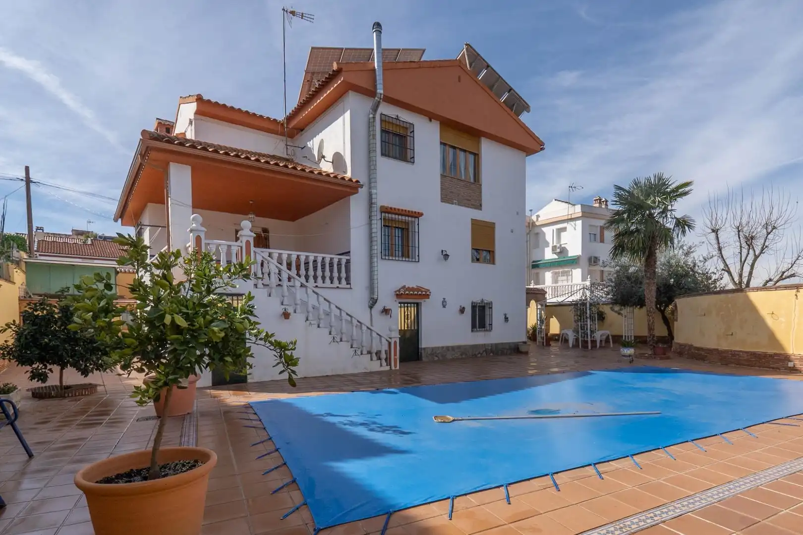 Vista exterior de Edificio en venta en Villa de Otura
