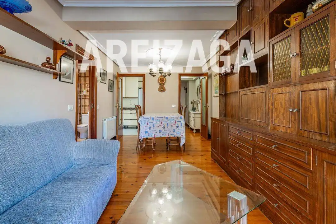 Sala d'estar de Pis en venda en Donostia - San Sebastián  amb Calefacció, Moblat i Balcó