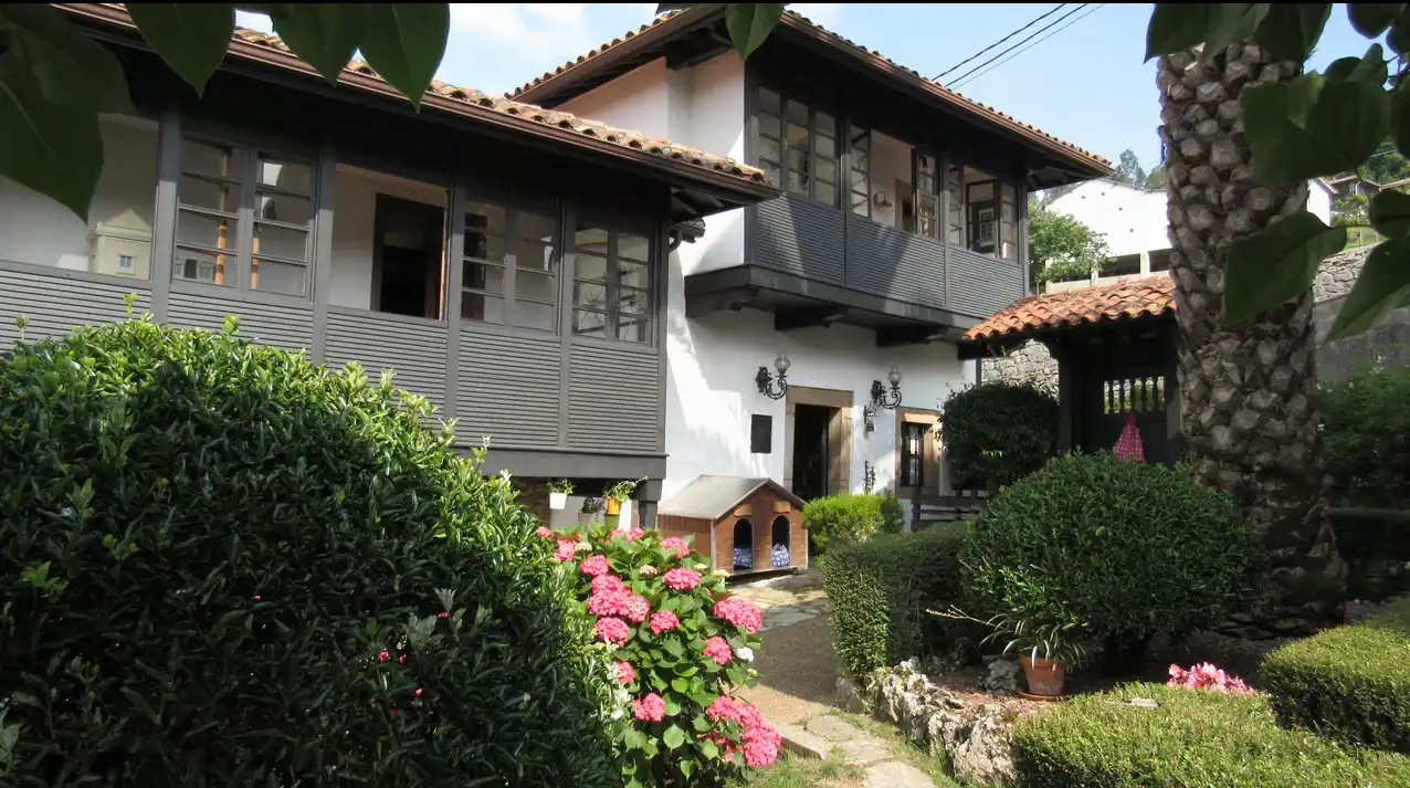 Vista exterior de Finca rústica en venda en Pravia amb Calefacció, Jardí privat i Parquet